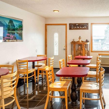 Econo Lodge Inn & Suites Madras Bagian luar foto