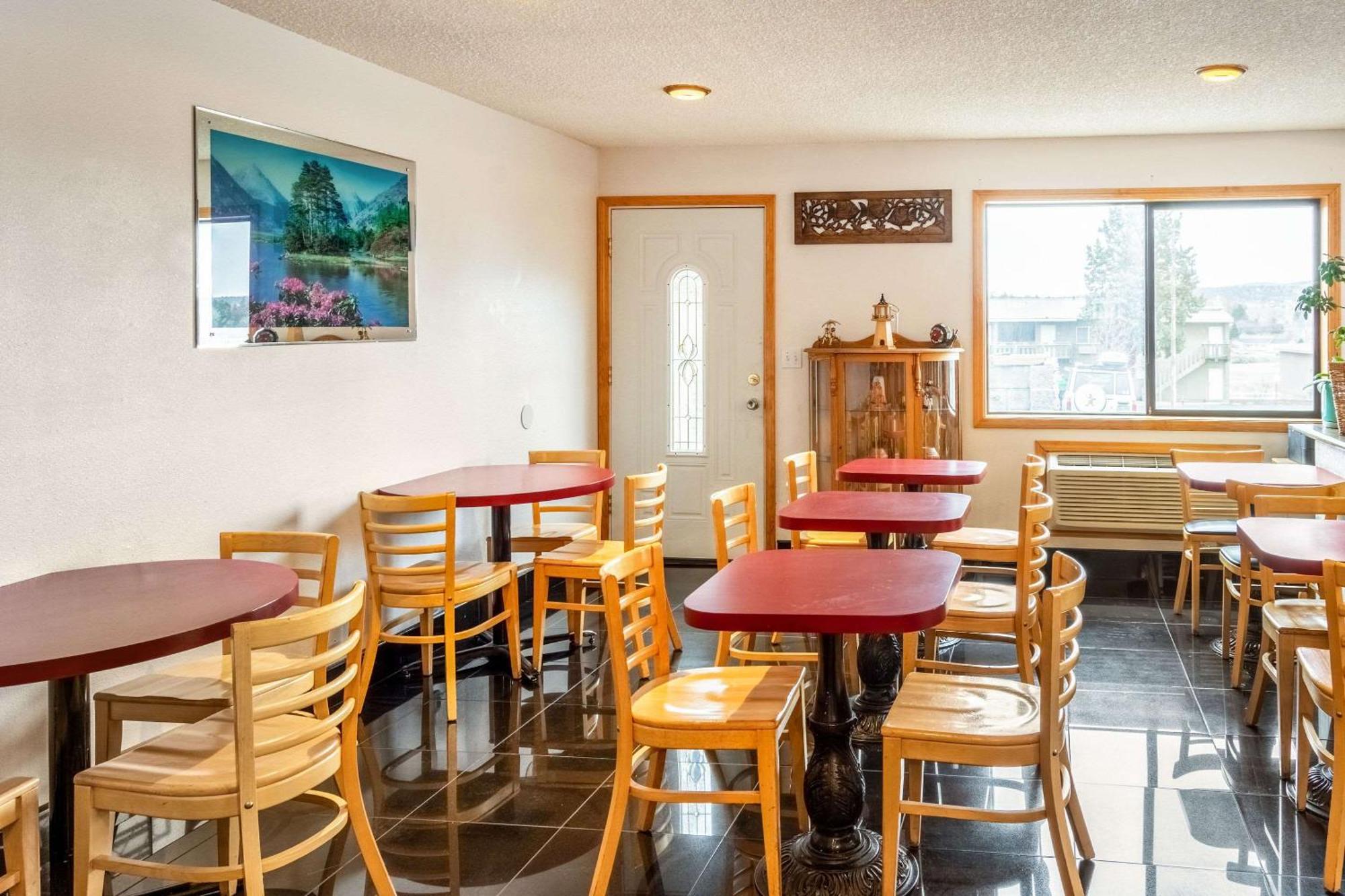 Econo Lodge Inn & Suites Madras Bagian luar foto