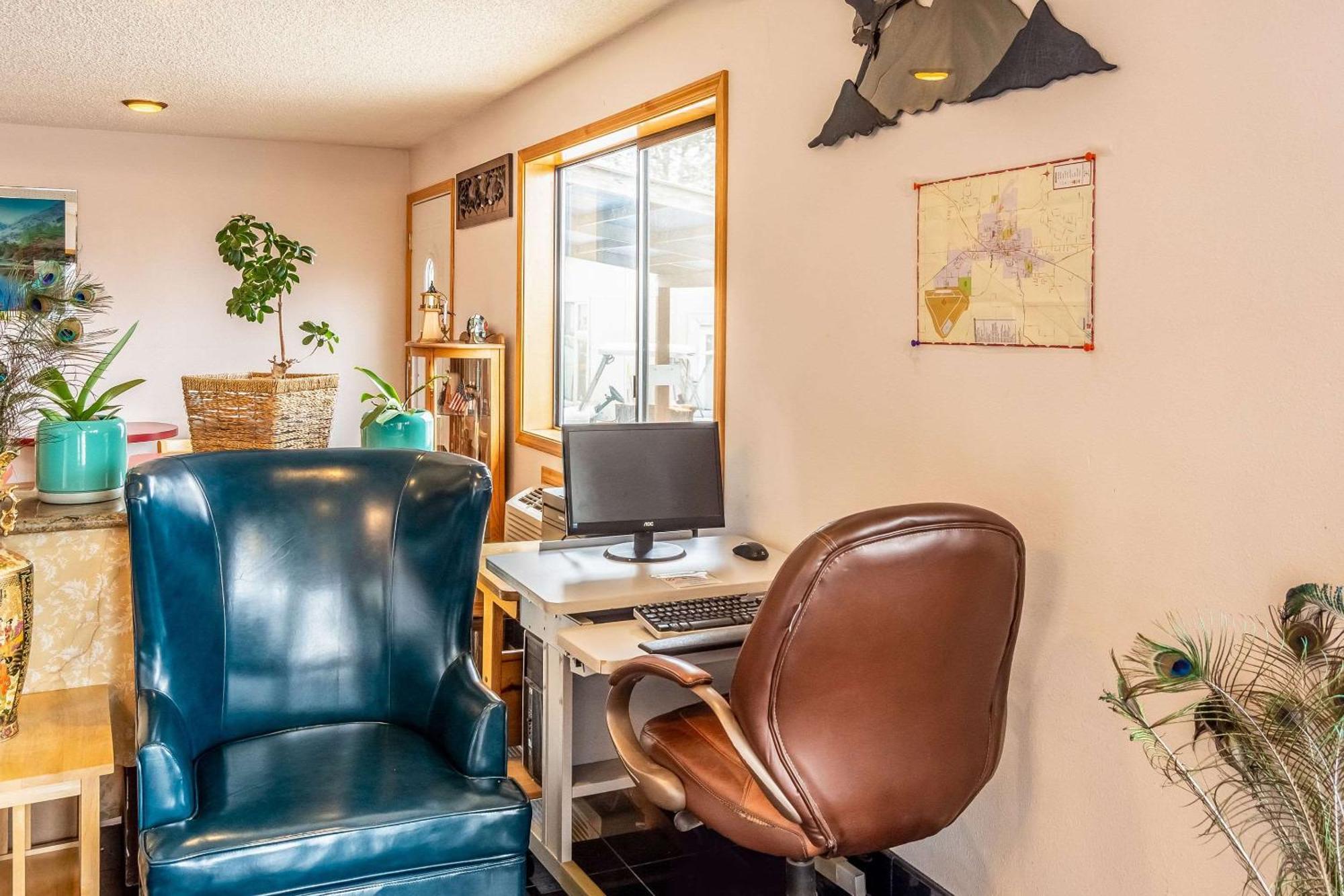 Econo Lodge Inn & Suites Madras Bagian luar foto