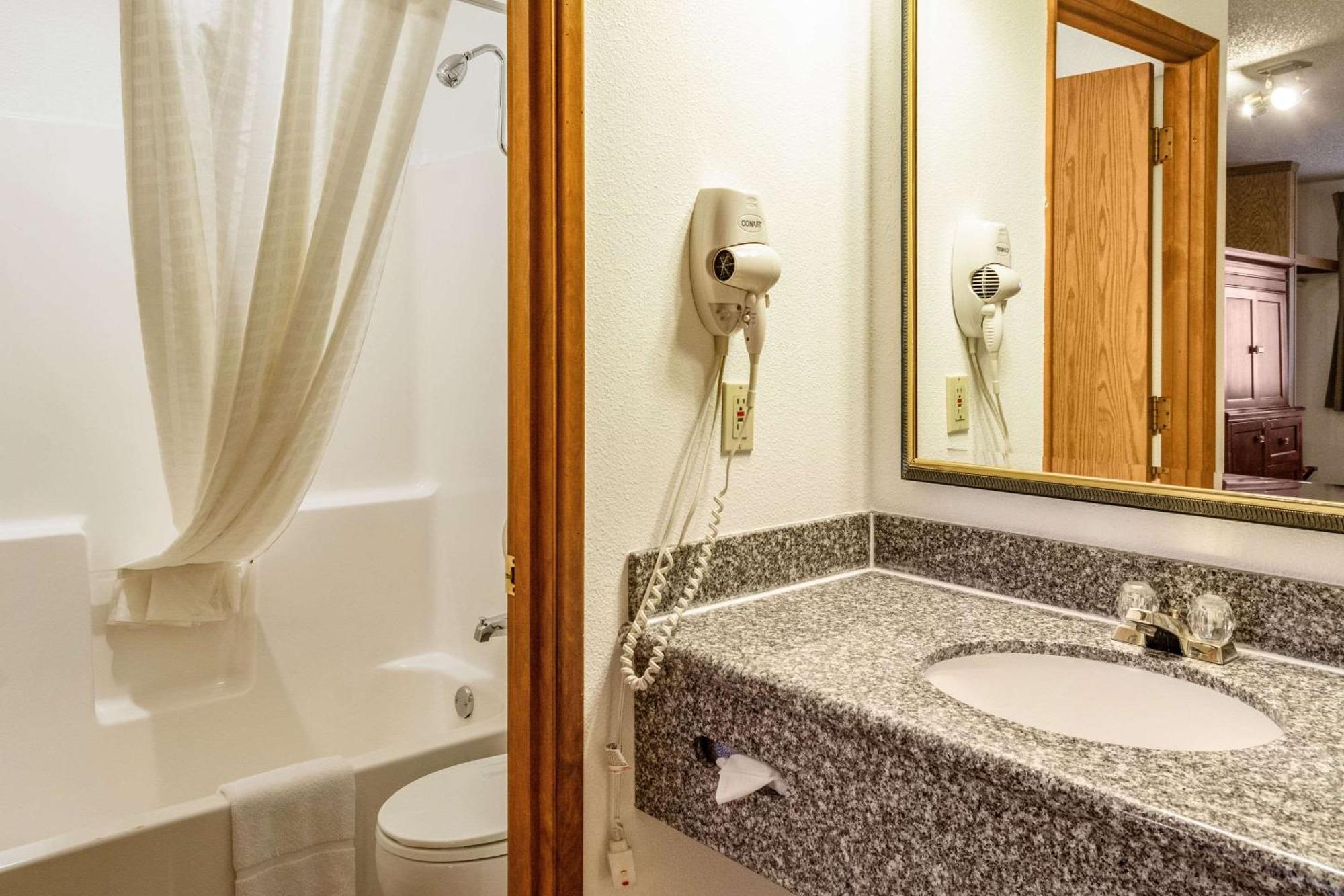 Econo Lodge Inn & Suites Madras Bagian luar foto