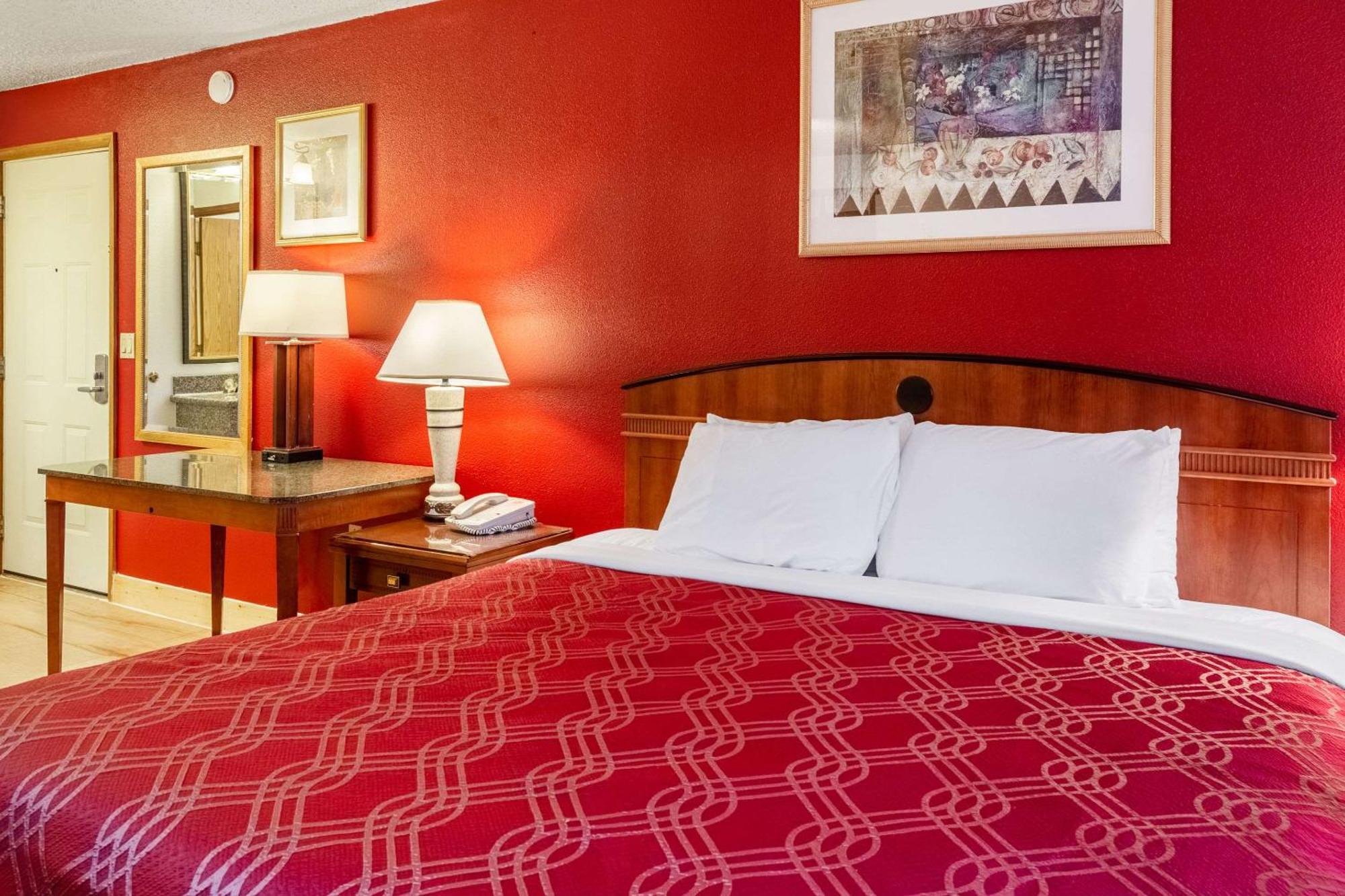 Econo Lodge Inn & Suites Madras Bagian luar foto