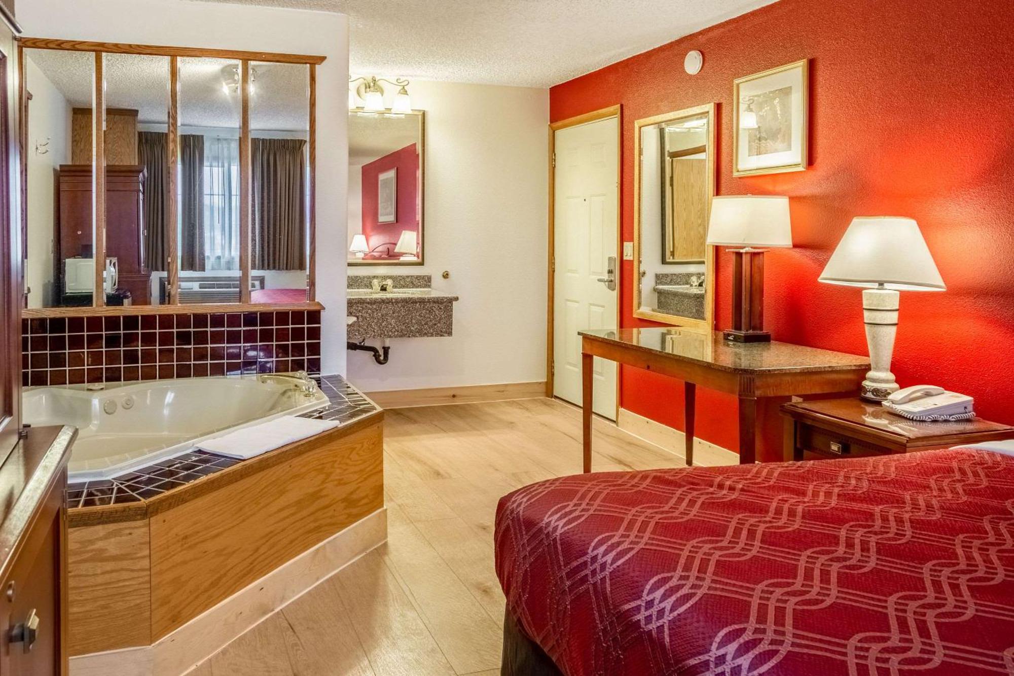 Econo Lodge Inn & Suites Madras Bagian luar foto