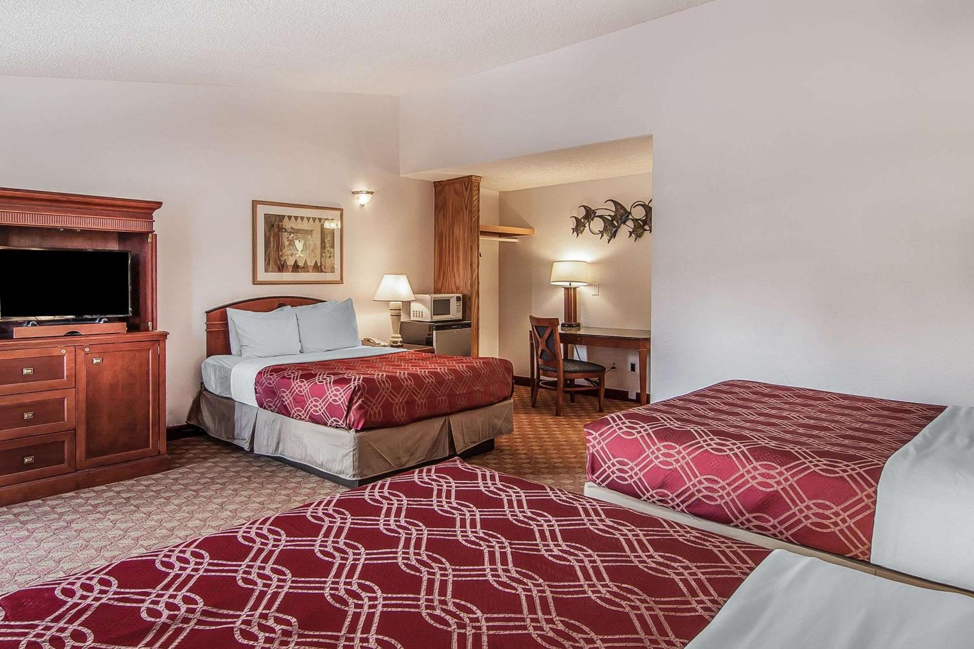 Econo Lodge Inn & Suites Madras Bagian luar foto