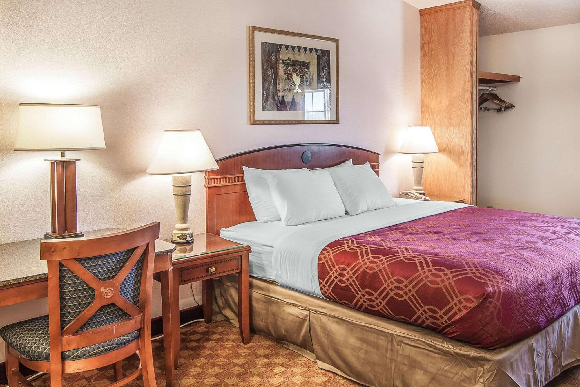 Econo Lodge Inn & Suites Madras Bagian luar foto