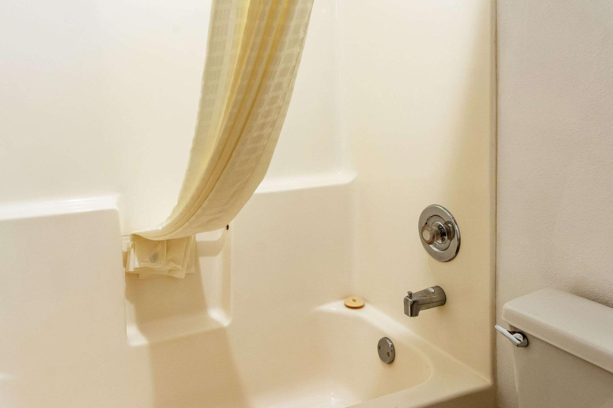 Econo Lodge Inn & Suites Madras Bagian luar foto