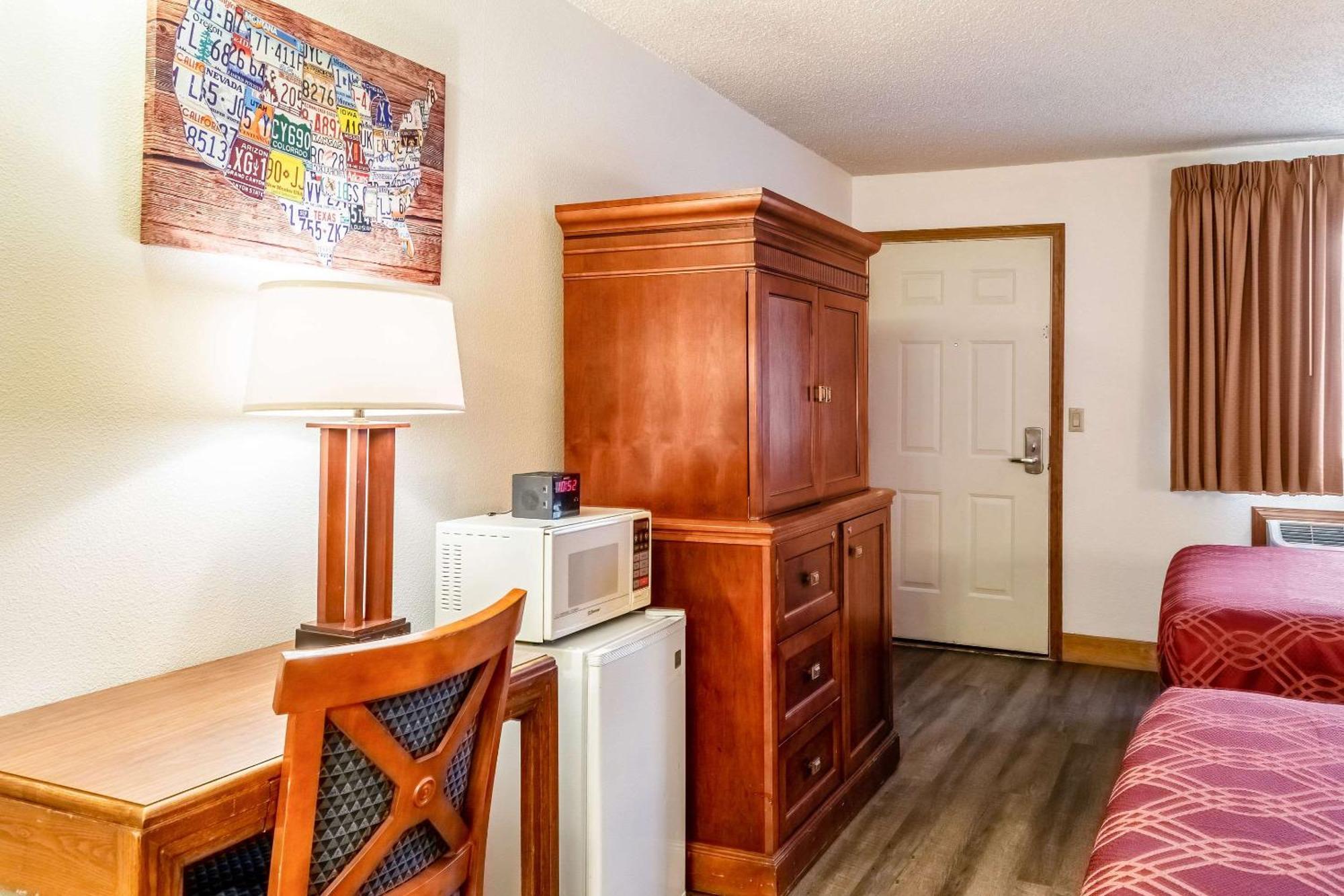 Econo Lodge Inn & Suites Madras Bagian luar foto