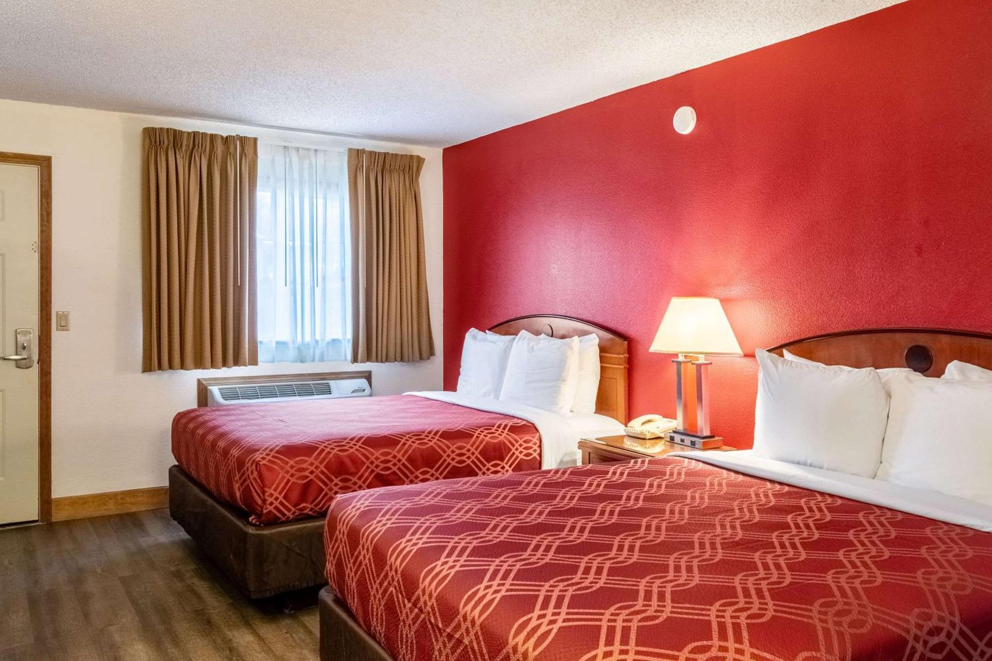 Econo Lodge Inn & Suites Madras Bagian luar foto