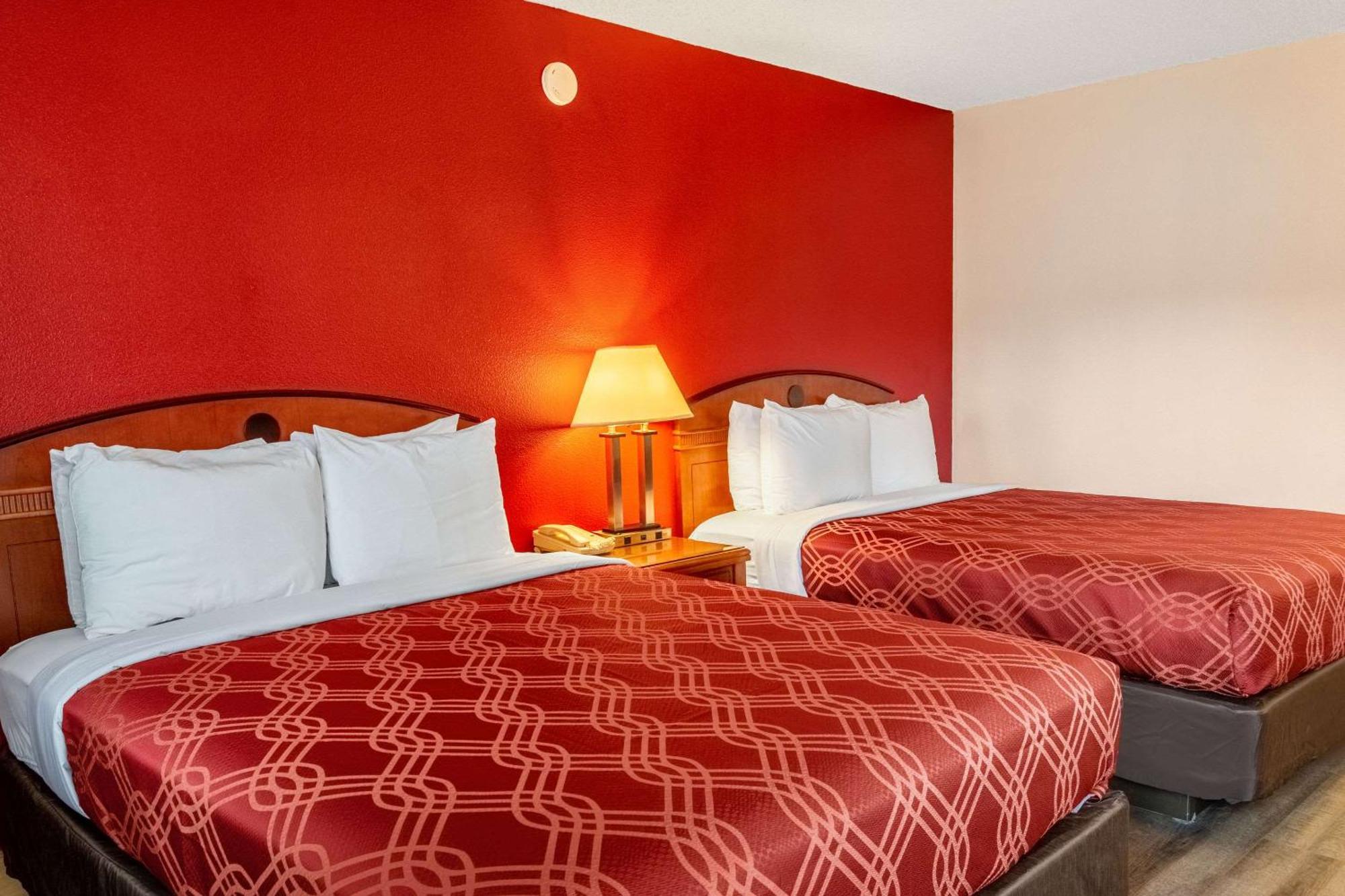 Econo Lodge Inn & Suites Madras Bagian luar foto