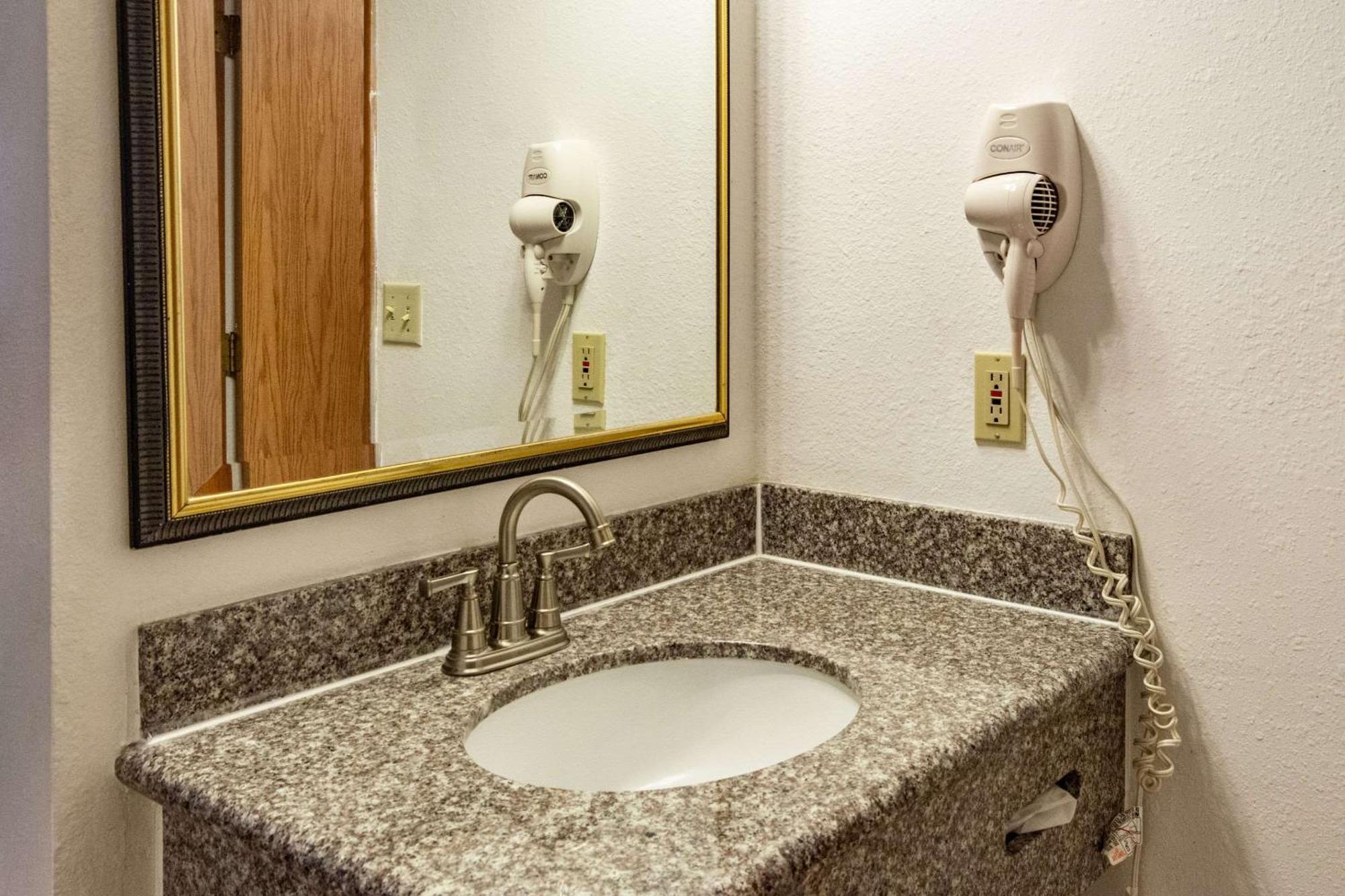 Econo Lodge Inn & Suites Madras Bagian luar foto