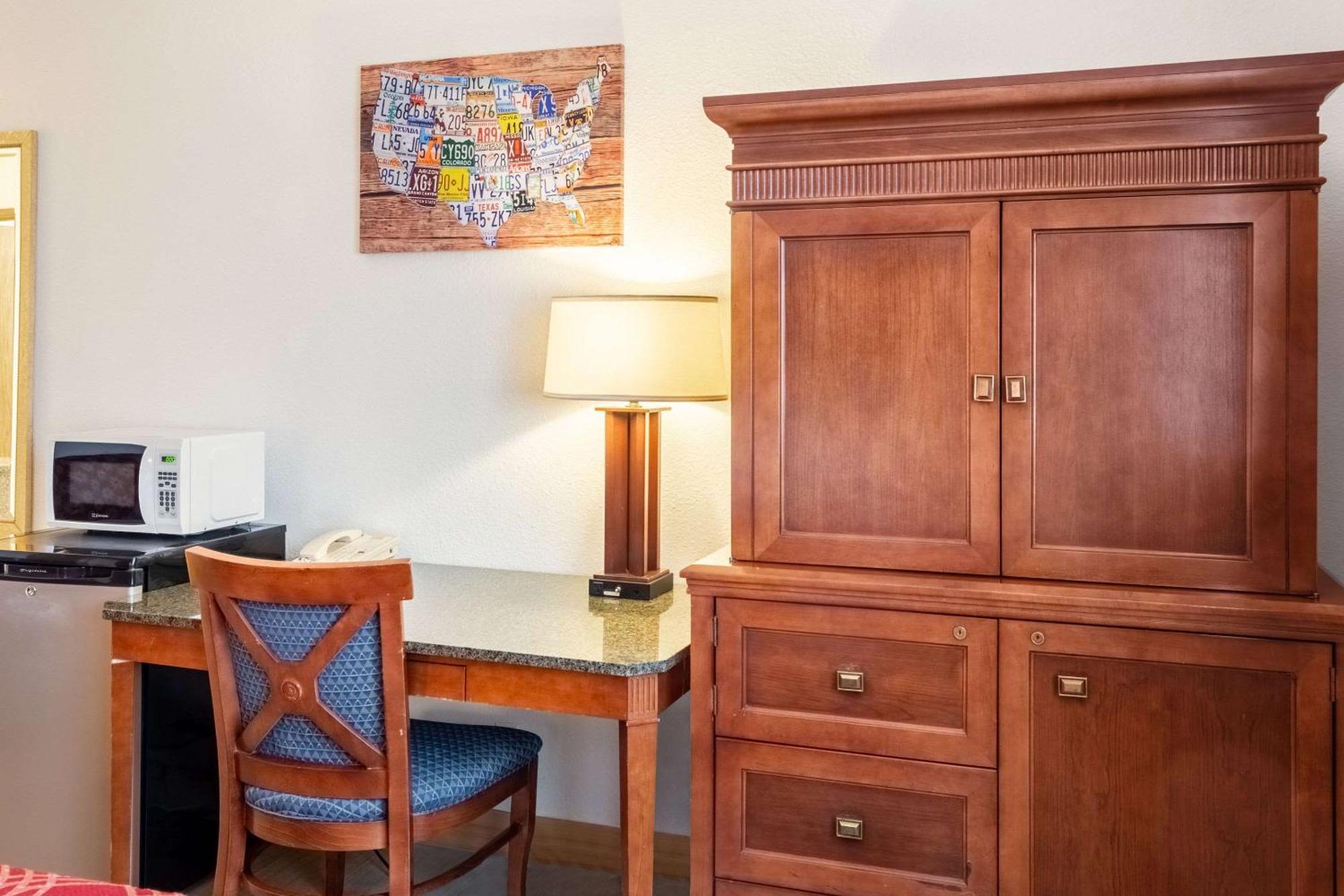 Econo Lodge Inn & Suites Madras Bagian luar foto