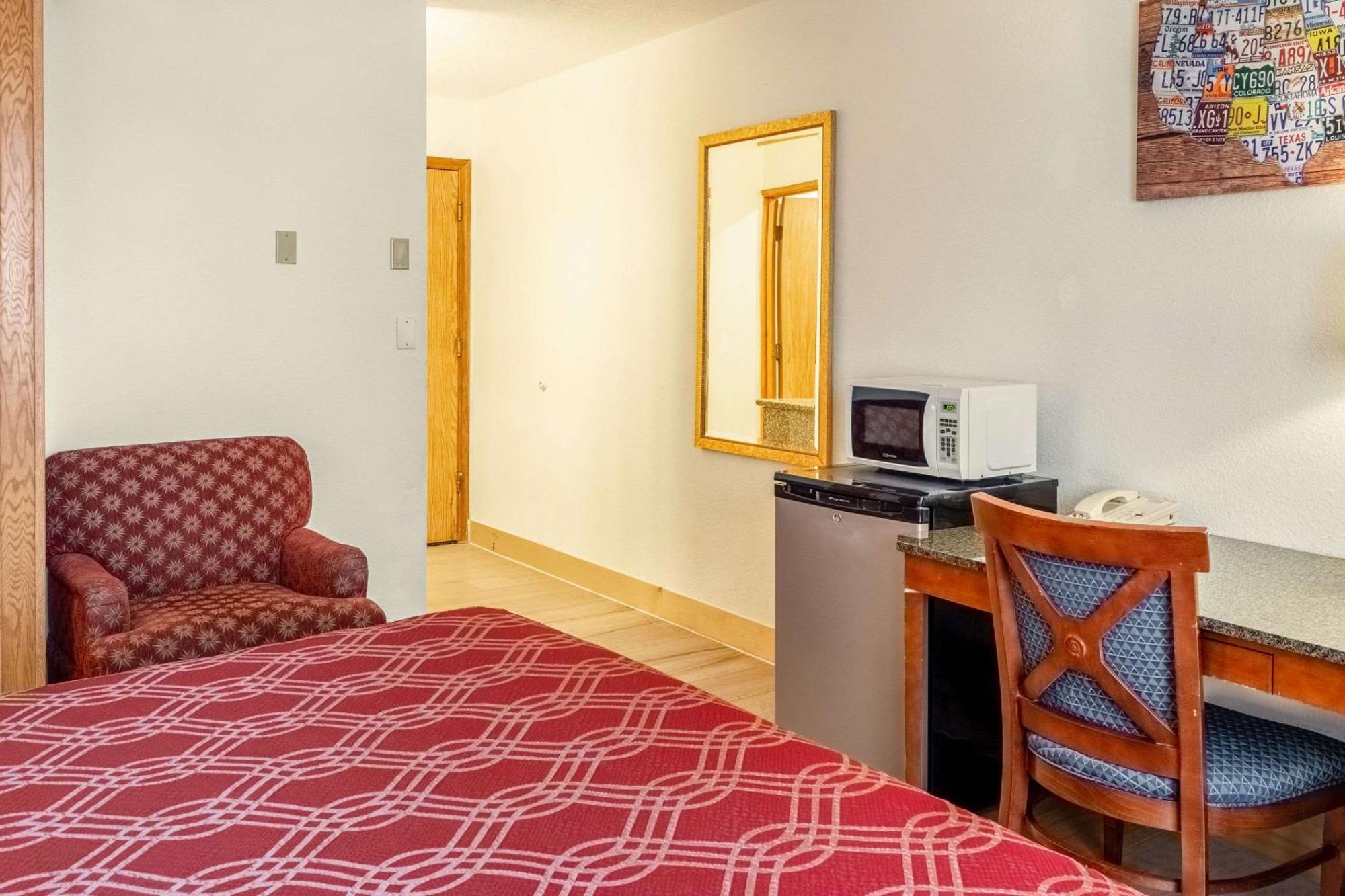 Econo Lodge Inn & Suites Madras Bagian luar foto