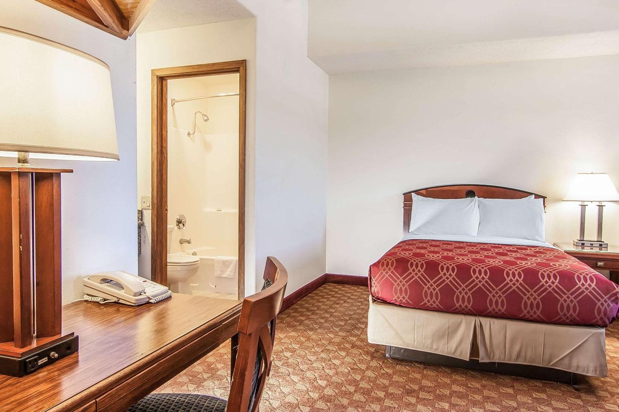 Econo Lodge Inn & Suites Madras Bagian luar foto