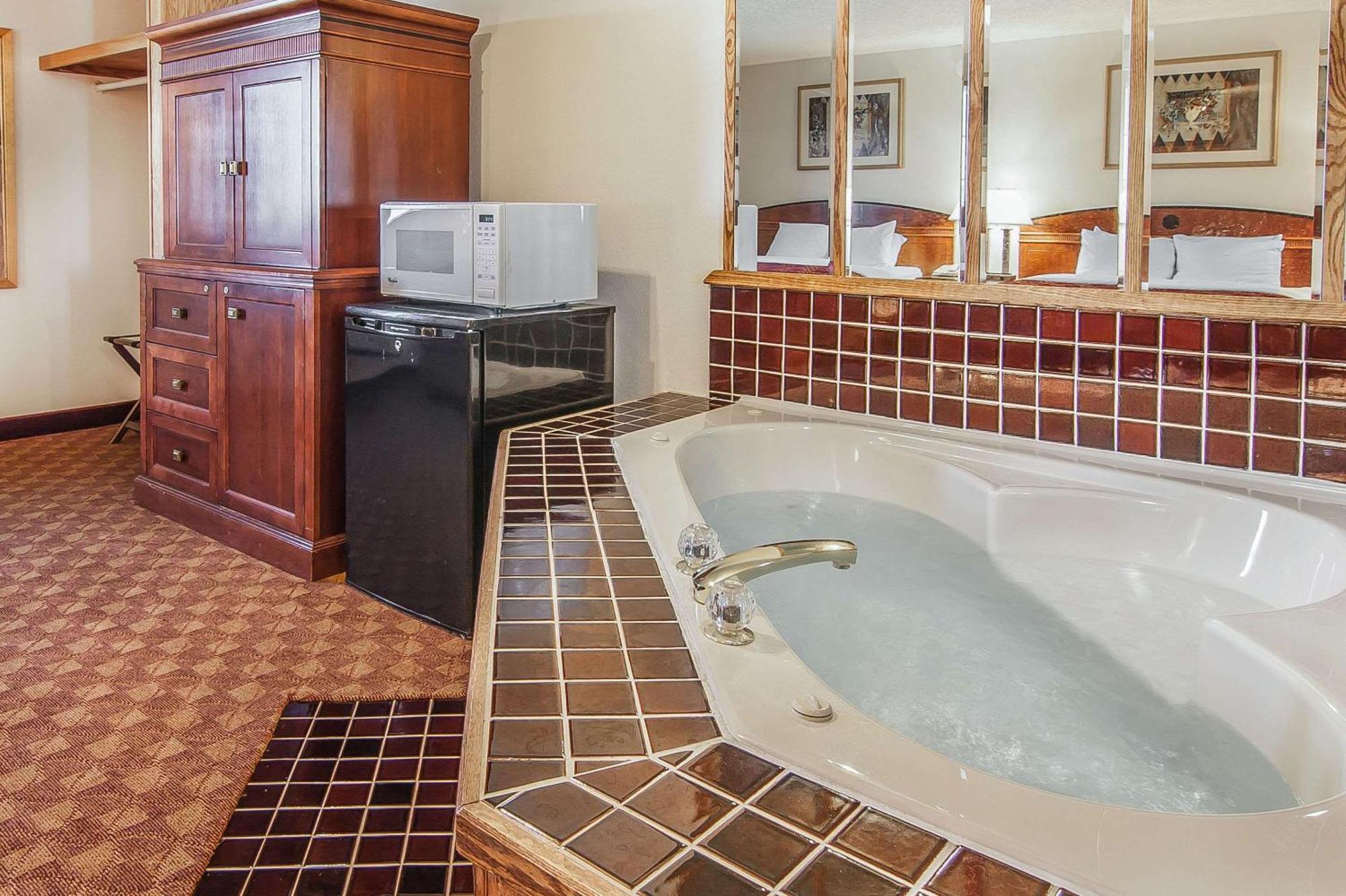 Econo Lodge Inn & Suites Madras Bagian luar foto