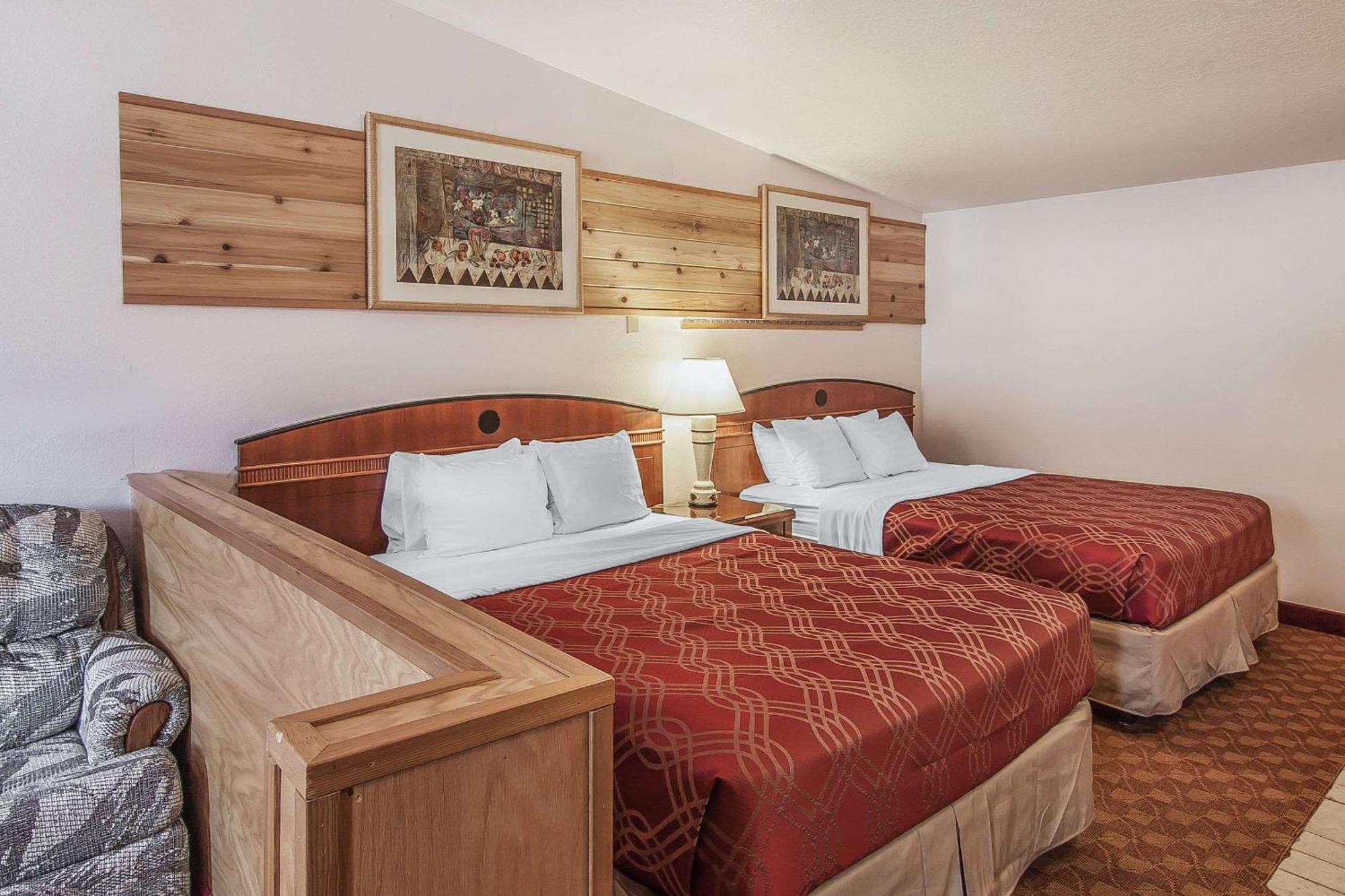 Econo Lodge Inn & Suites Madras Bagian luar foto