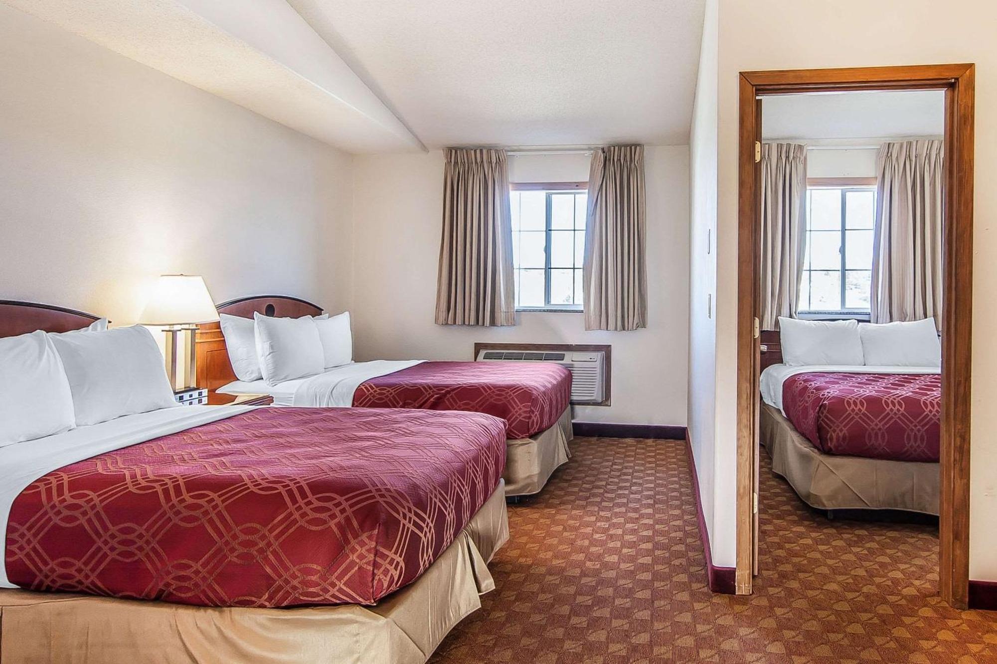 Econo Lodge Inn & Suites Madras Bagian luar foto