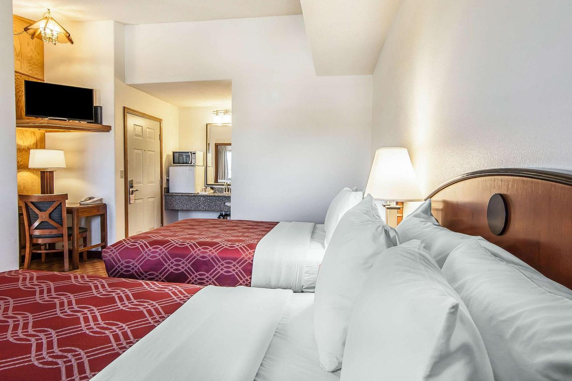 Econo Lodge Inn & Suites Madras Bagian luar foto
