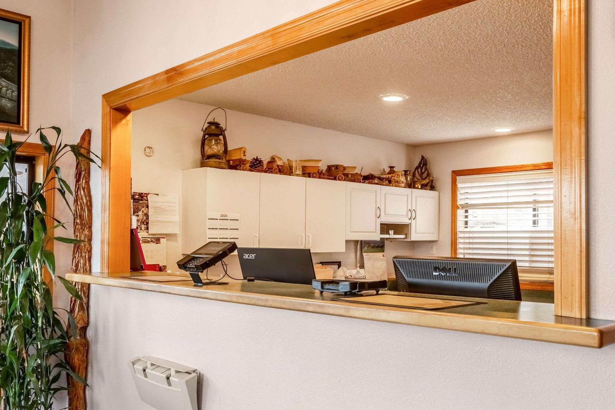 Econo Lodge Inn & Suites Madras Bagian luar foto