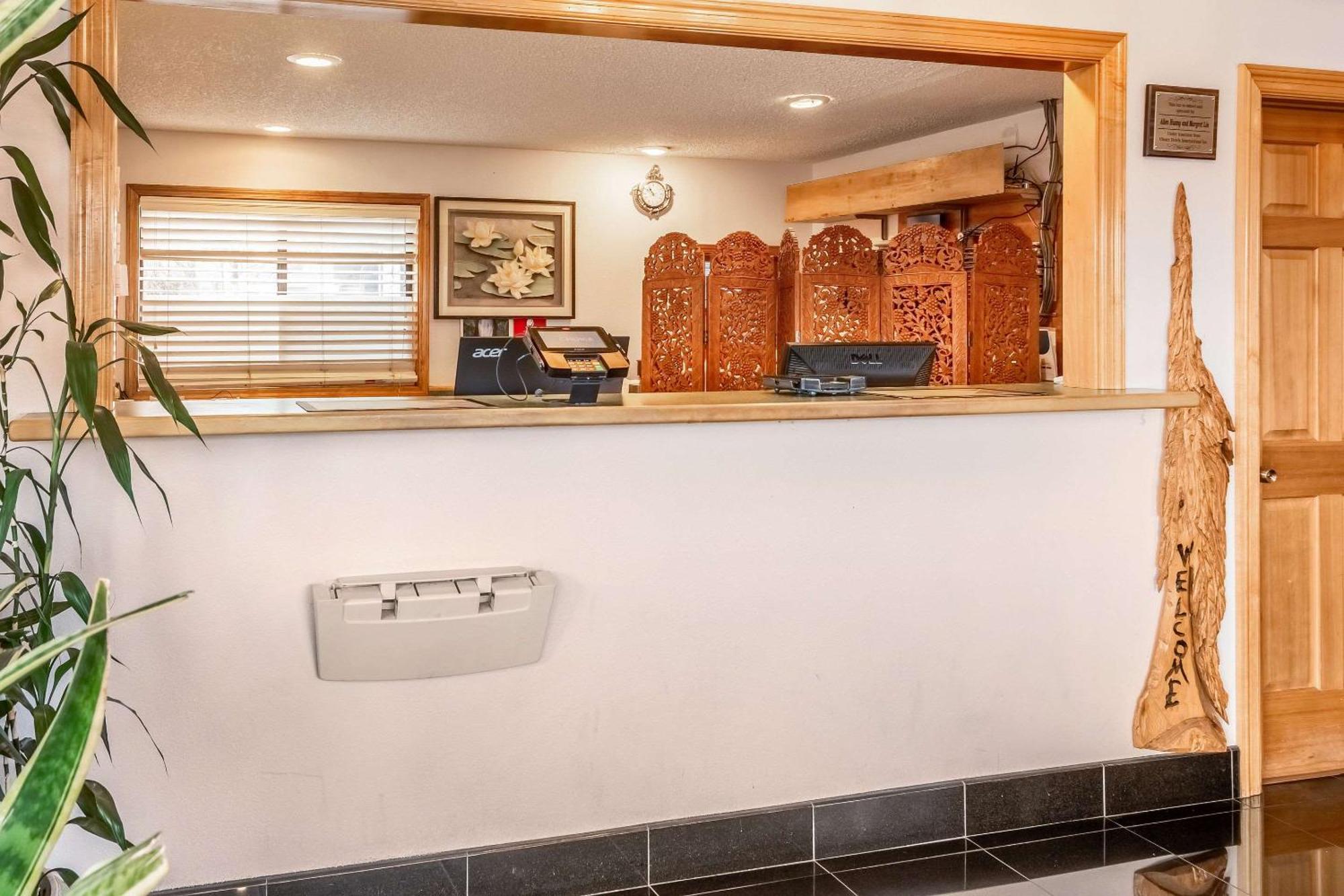 Econo Lodge Inn & Suites Madras Bagian luar foto