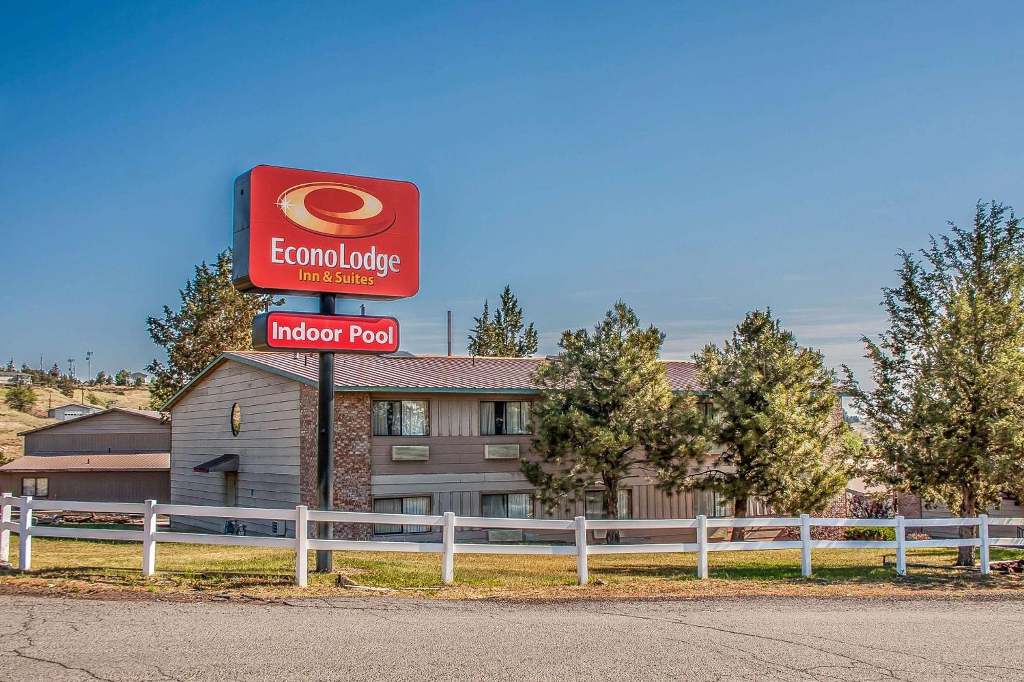 Econo Lodge Inn & Suites Madras Bagian luar foto