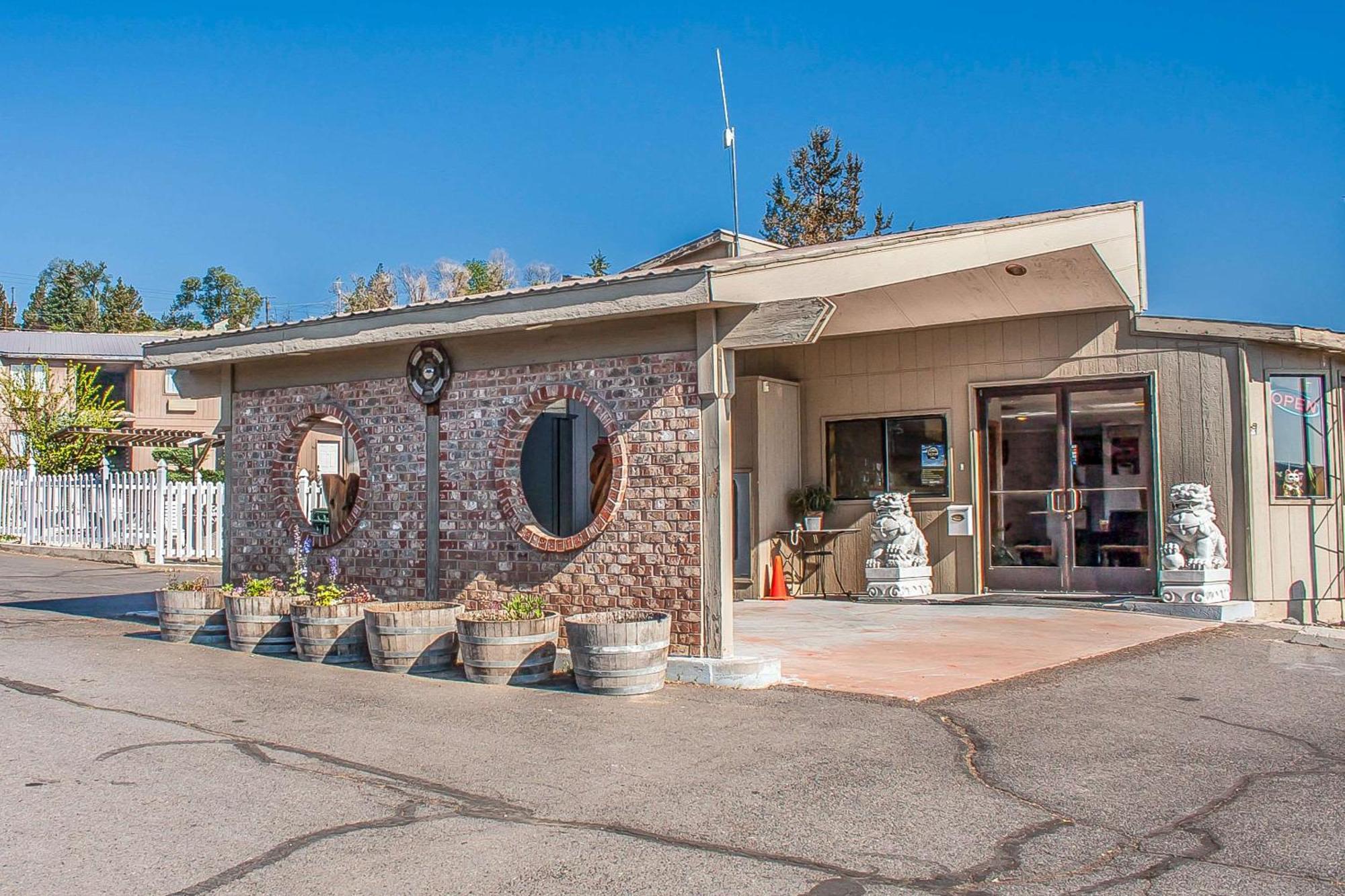 Econo Lodge Inn & Suites Madras Bagian luar foto