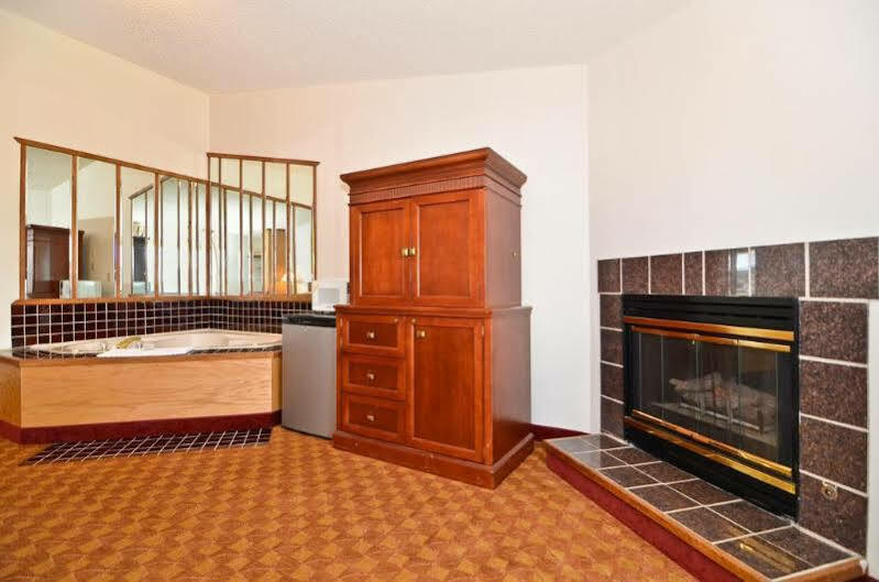 Econo Lodge Inn & Suites Madras Bagian luar foto