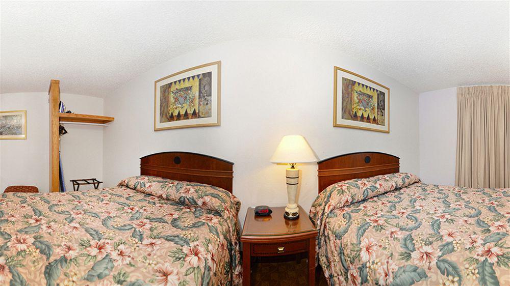 Econo Lodge Inn & Suites Madras Bagian luar foto