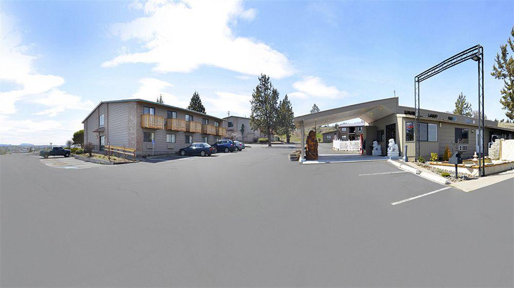 Econo Lodge Inn & Suites Madras Bagian luar foto