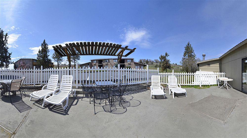 Econo Lodge Inn & Suites Madras Bagian luar foto