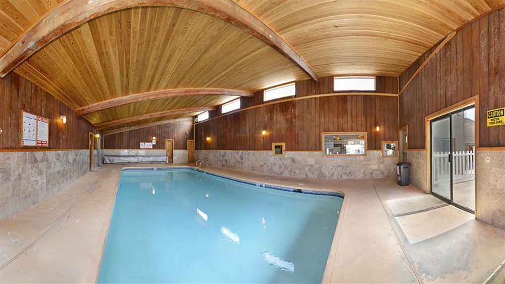 Econo Lodge Inn & Suites Madras Bagian luar foto